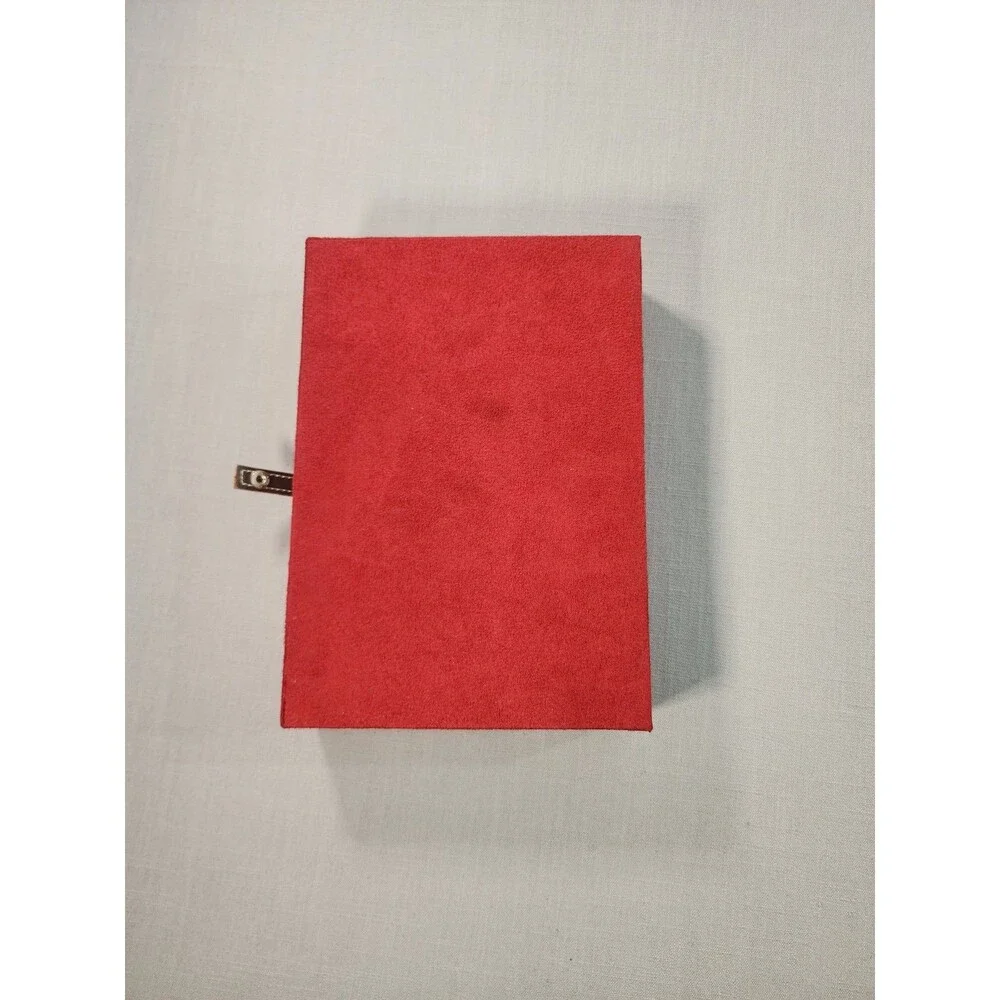 Unbranded velvet box necklace