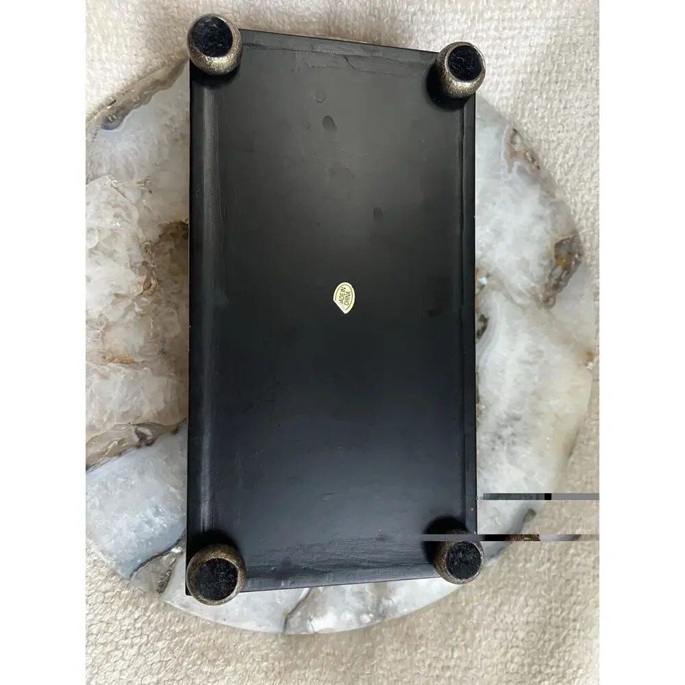 Unbranded display handles tray
