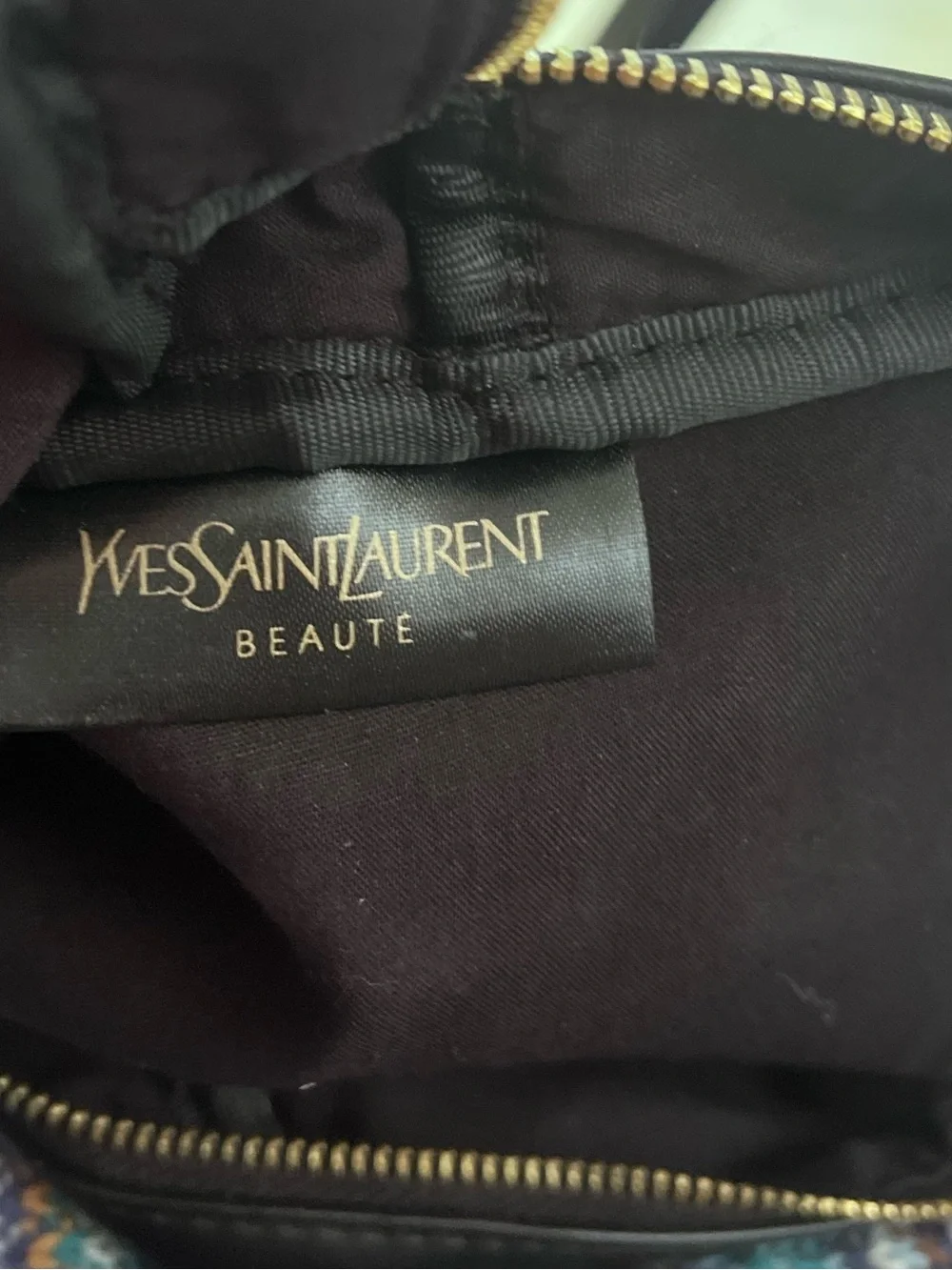 Yves Saint Laurent compact black