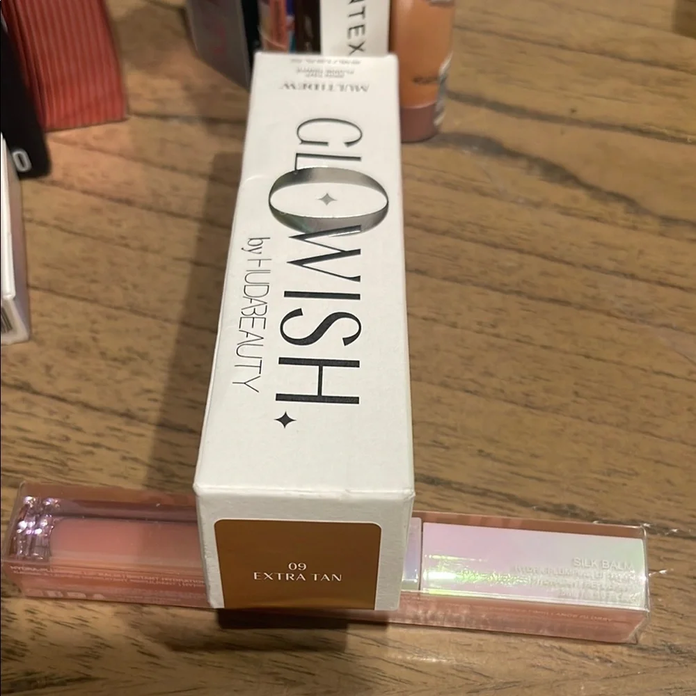 HUDA BEAUTY GloWish (shade Extra Tan 09)