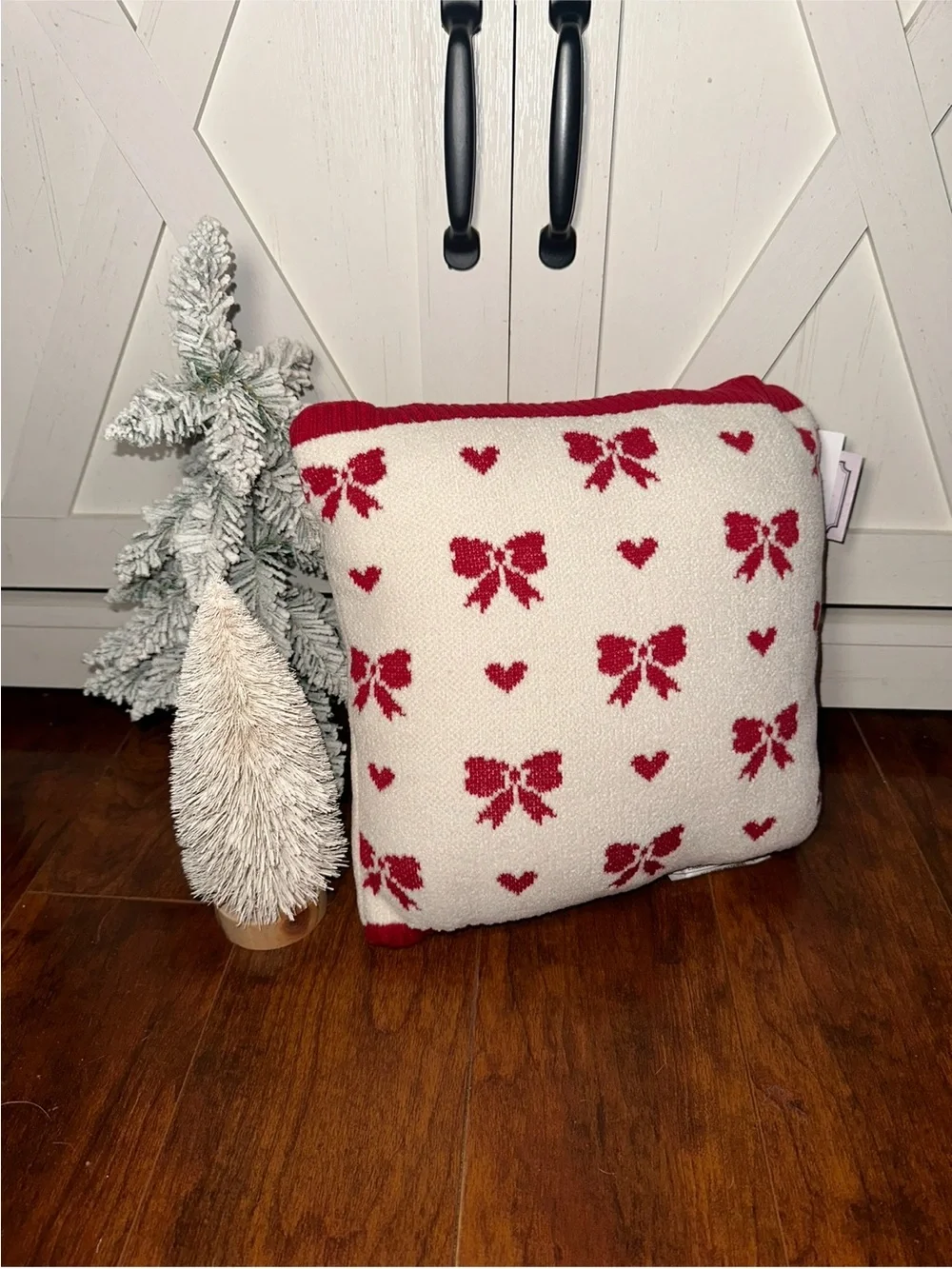 Red Bow & Hearts Knit Decorative Throw Pillow