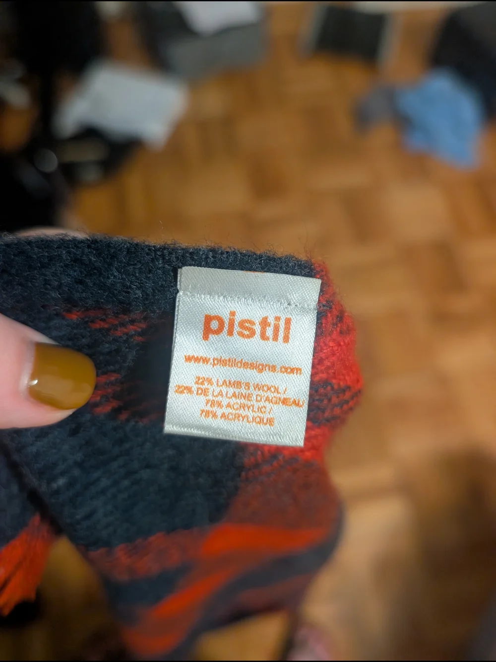 pistil bold red