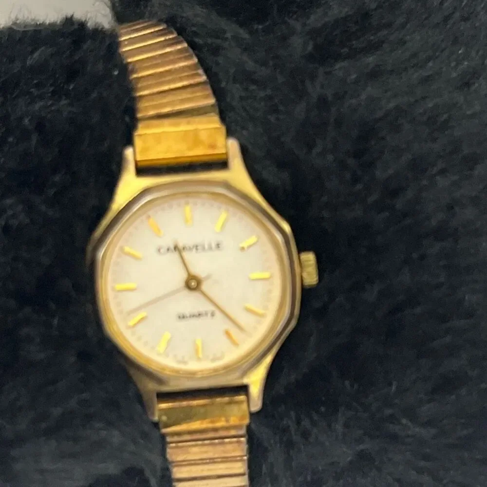 Caravelle women gold