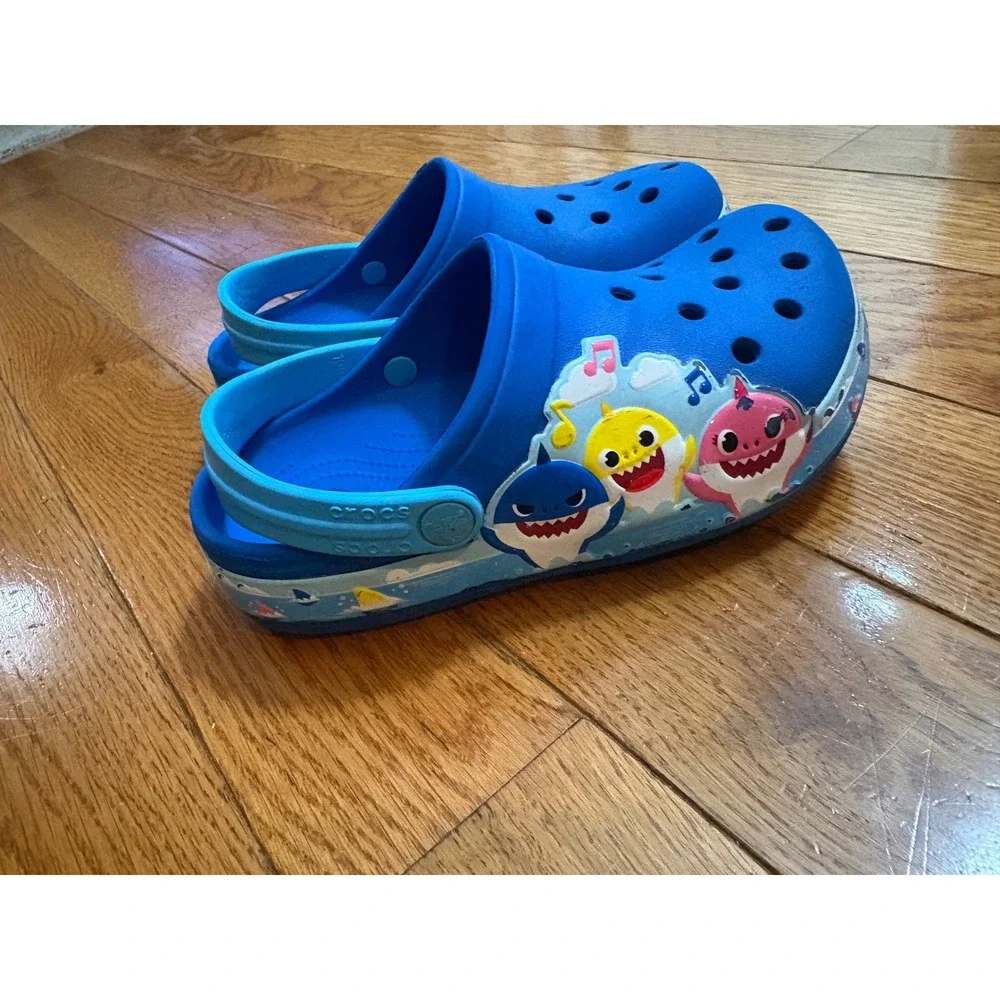 Boys or girls Crocs Baby Shark Pinkfong Blue‎ Clogs Kids Size 2 Slip On Shoe