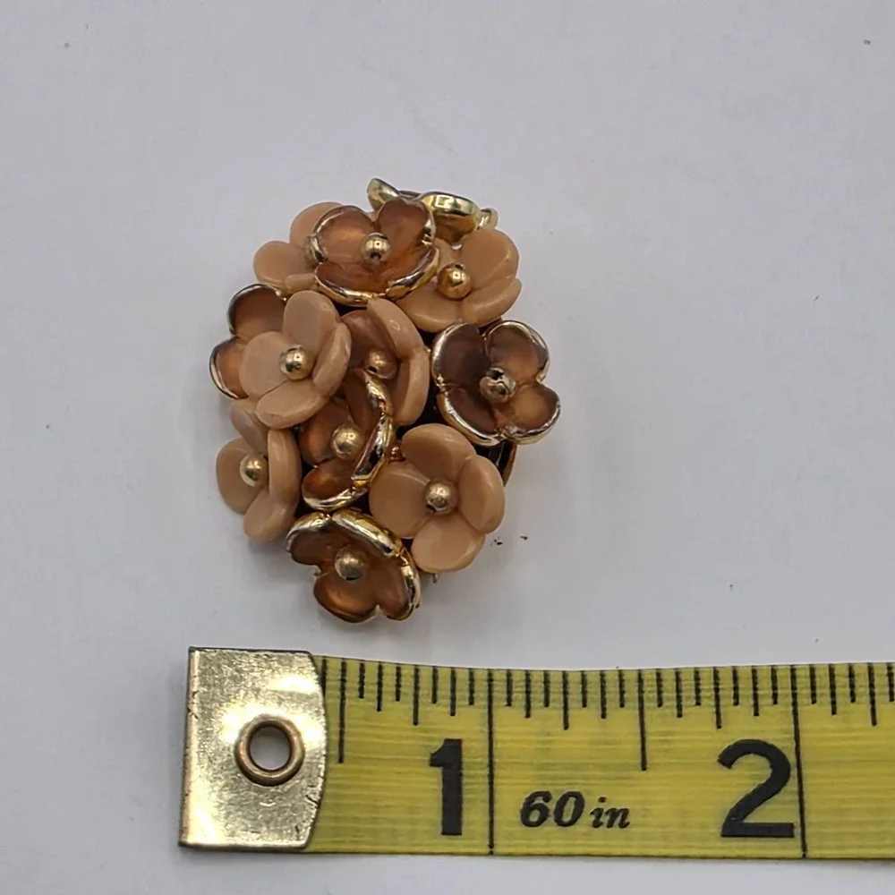 Vintage Peach Floral Brooch Gold Tone Lucite Flower Cluster State Costume‎ Pin