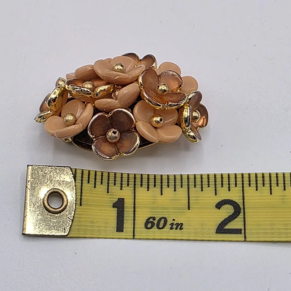 Vintage Peach Floral Brooch Gold Tone Lucite Flower Cluster State Costume‎ Pin