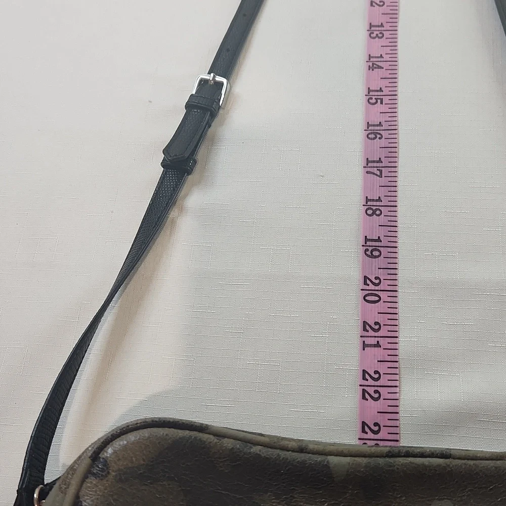 G.I.L.I Camo Leather Crossbody Bag. Size 9x6