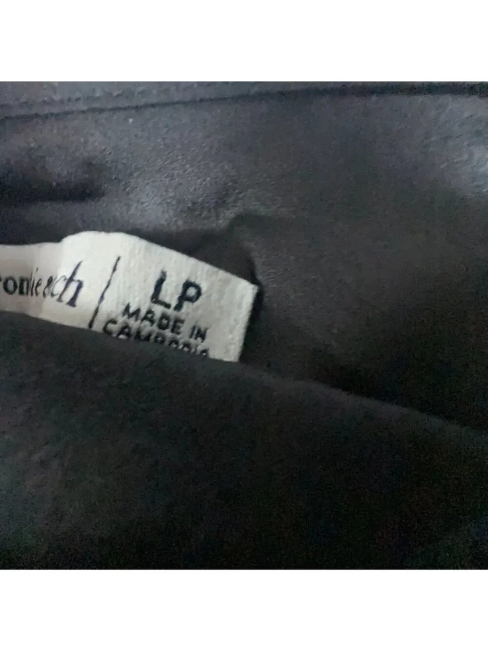 Abercrombie & Fitch 31 settings chest