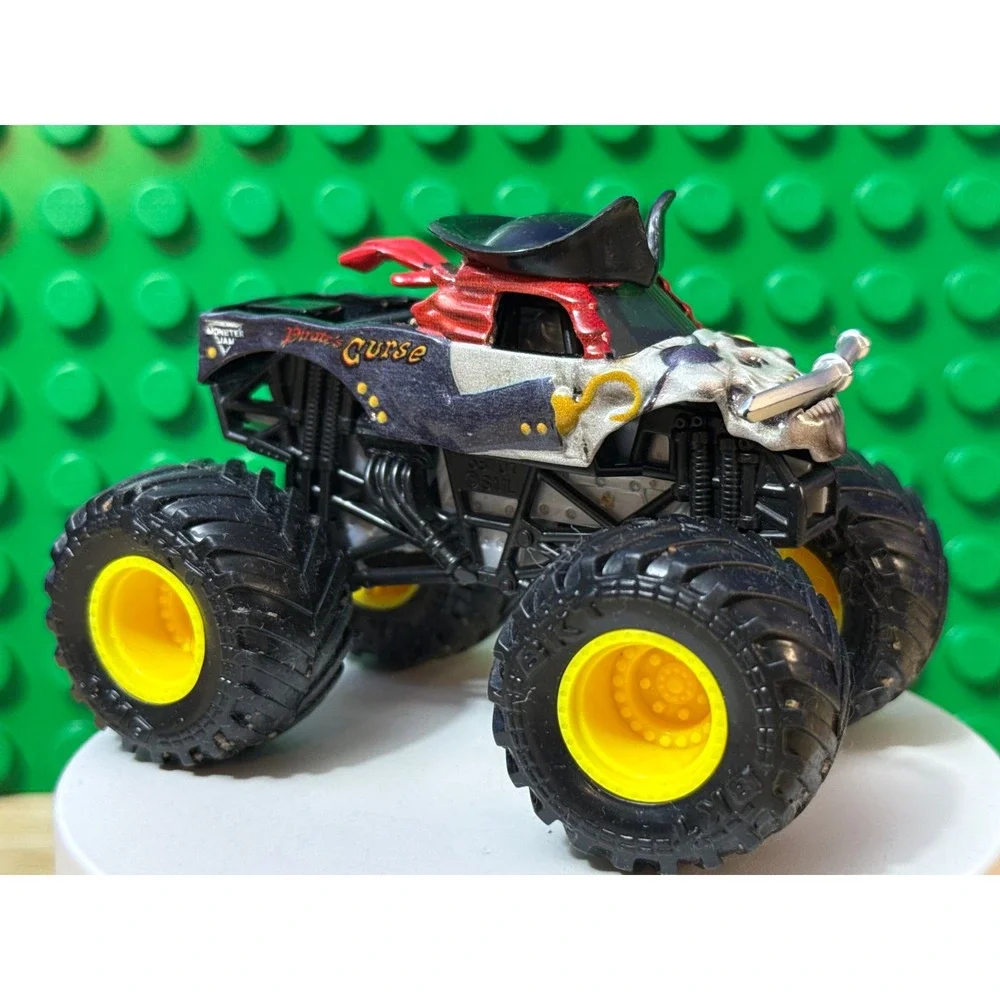 Monster Jam Pirates Curse Monster Truck Diecast Skull Pirate Hat 1:64 81206UFT