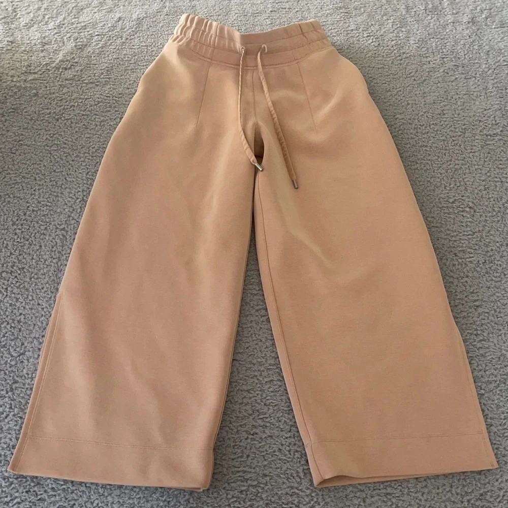 Lululemon Soft Ambitions High Rise Crop Beech Wood size 2