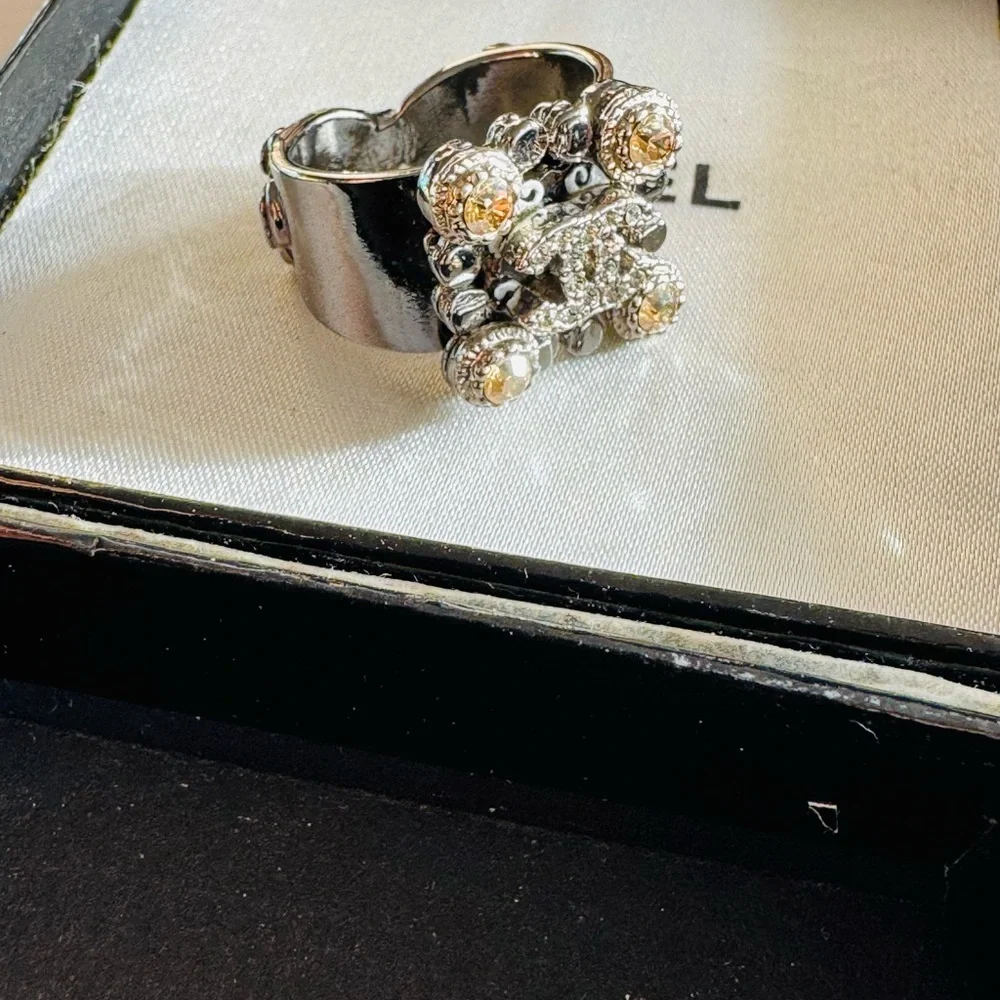 CHANEL dazzling ring