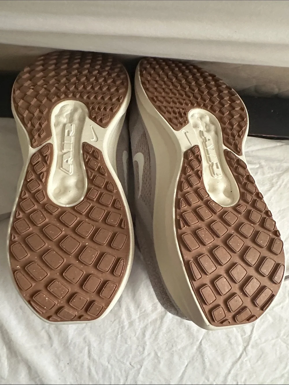NWOT Nike Winflow 11 Women's Neutral Taupe Knit Running Sneakers 8 half woman