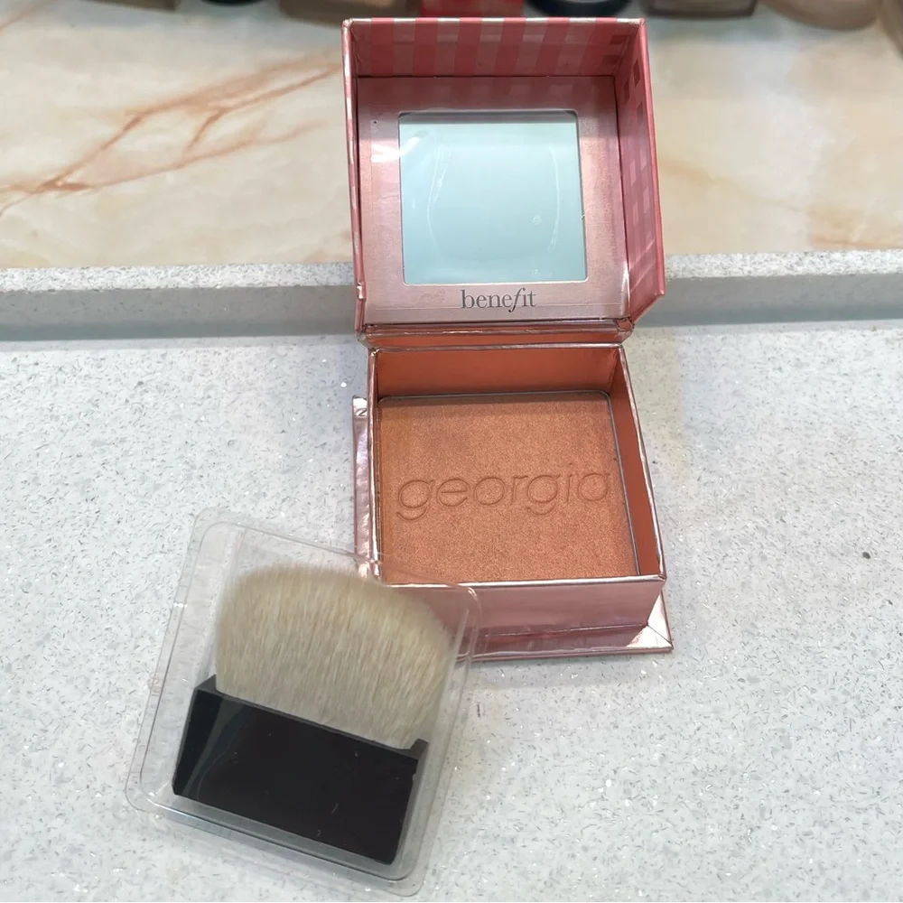 Benefit vaulted cosmetics