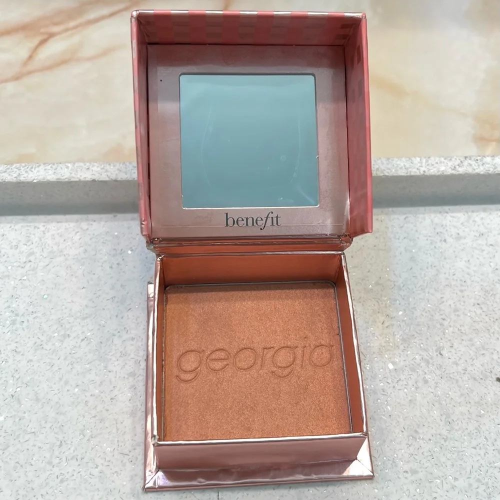 Benefit vaulted cosmetics