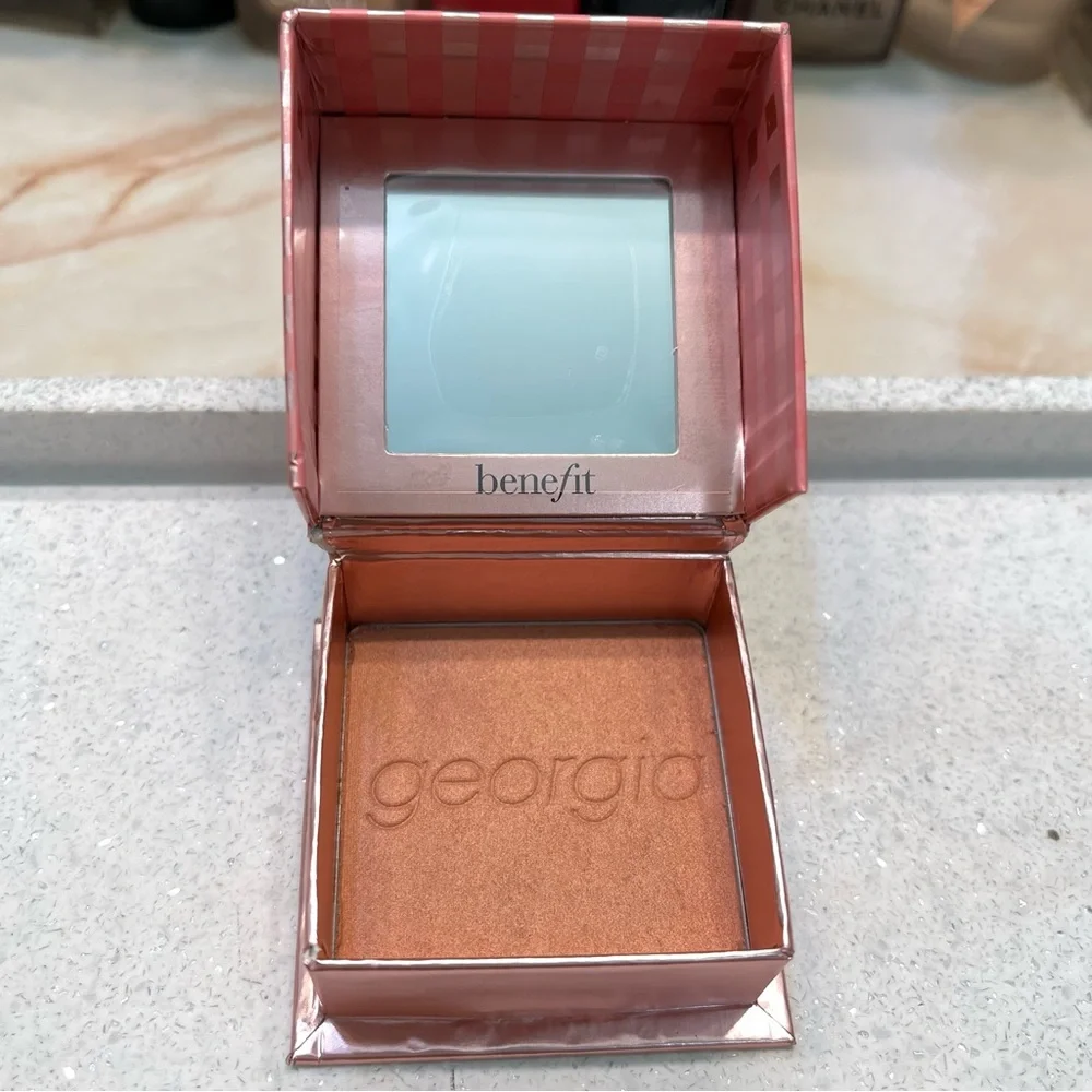 Benefit vaulted cosmetics