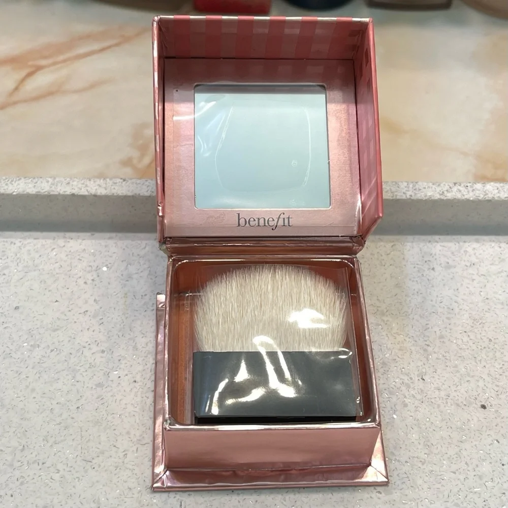 Benefit vaulted cosmetics