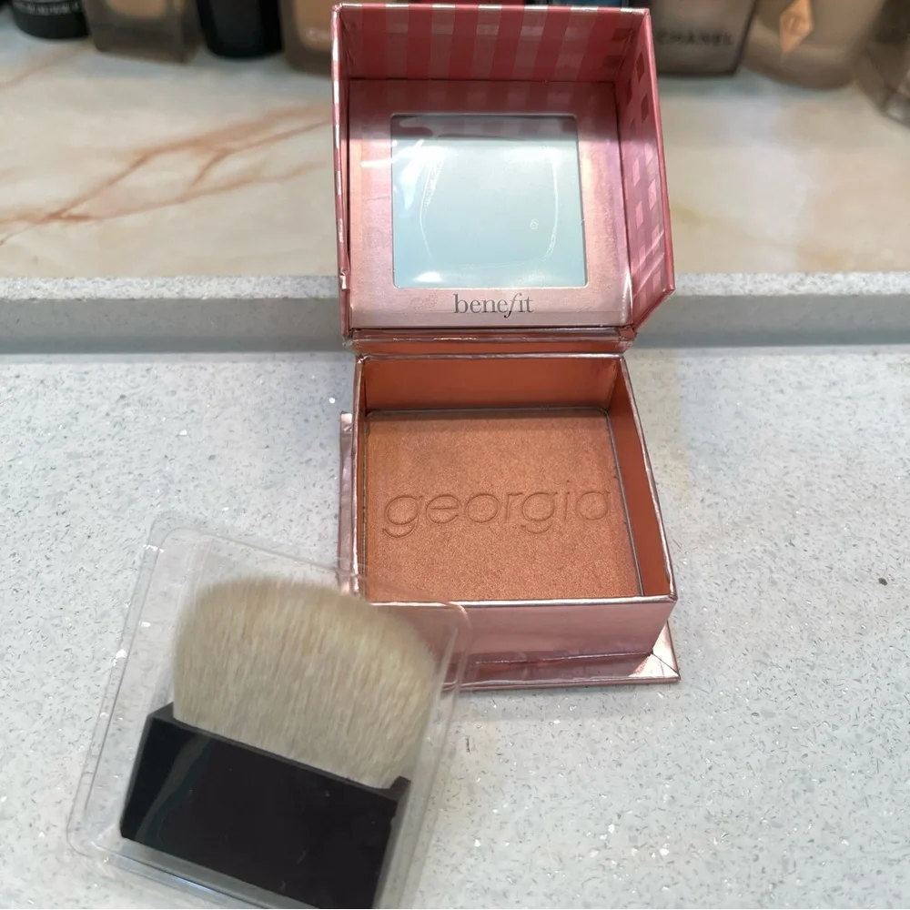 Benefit vaulted cosmetics