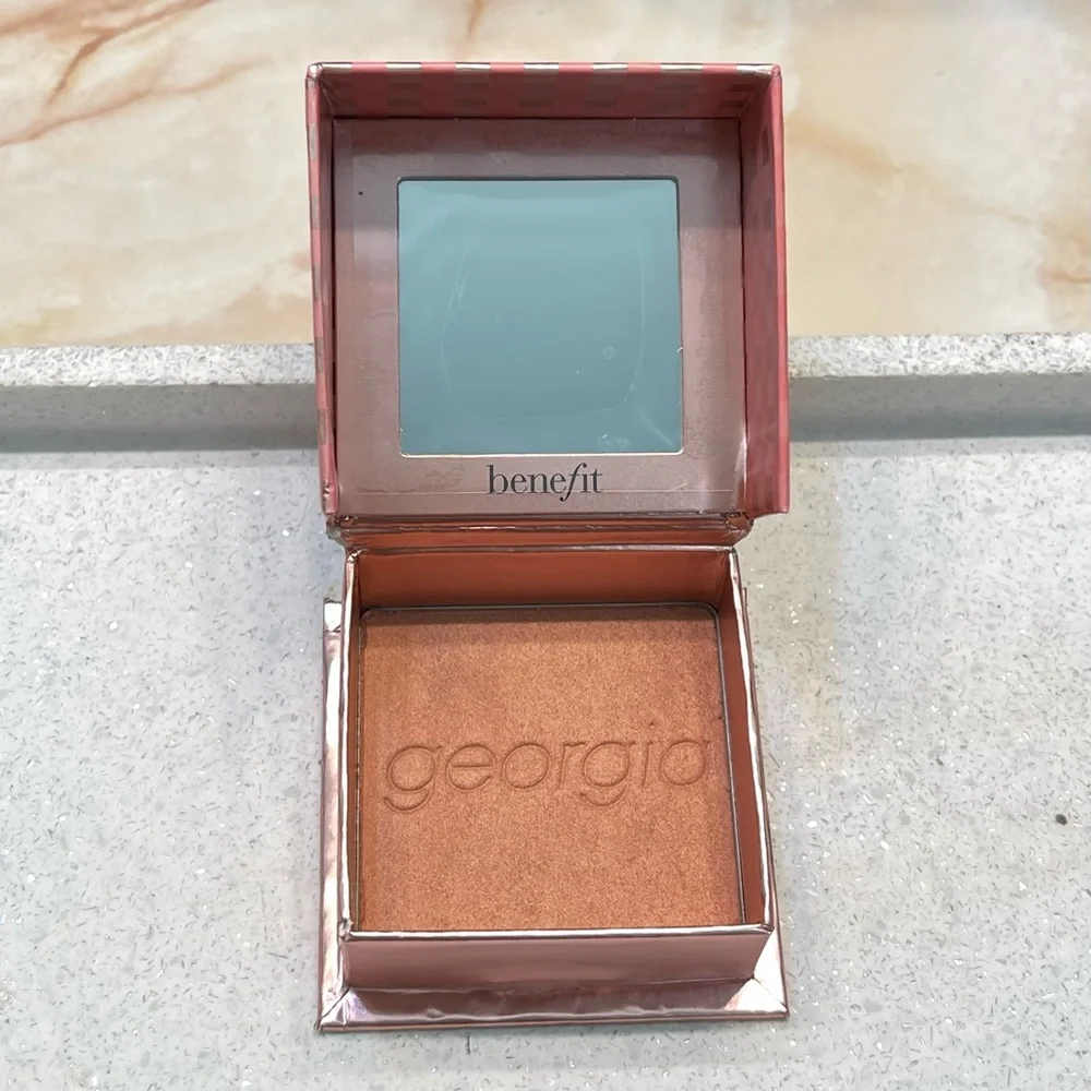 Benefit vaulted cosmetics