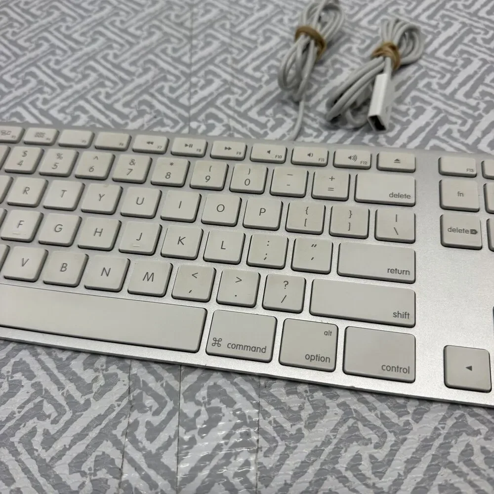 Apple A1243 Wired Aluminum Keyboard with Numeric Keypad & USB Extension Cable
