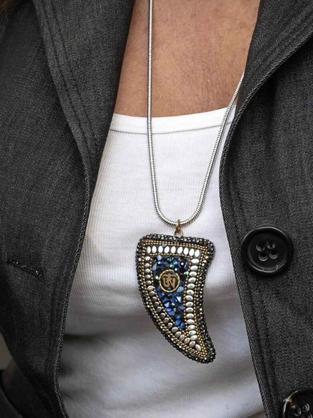Edgy Strass Horn Charm Necklace Embellished with Stones and Rhinestones