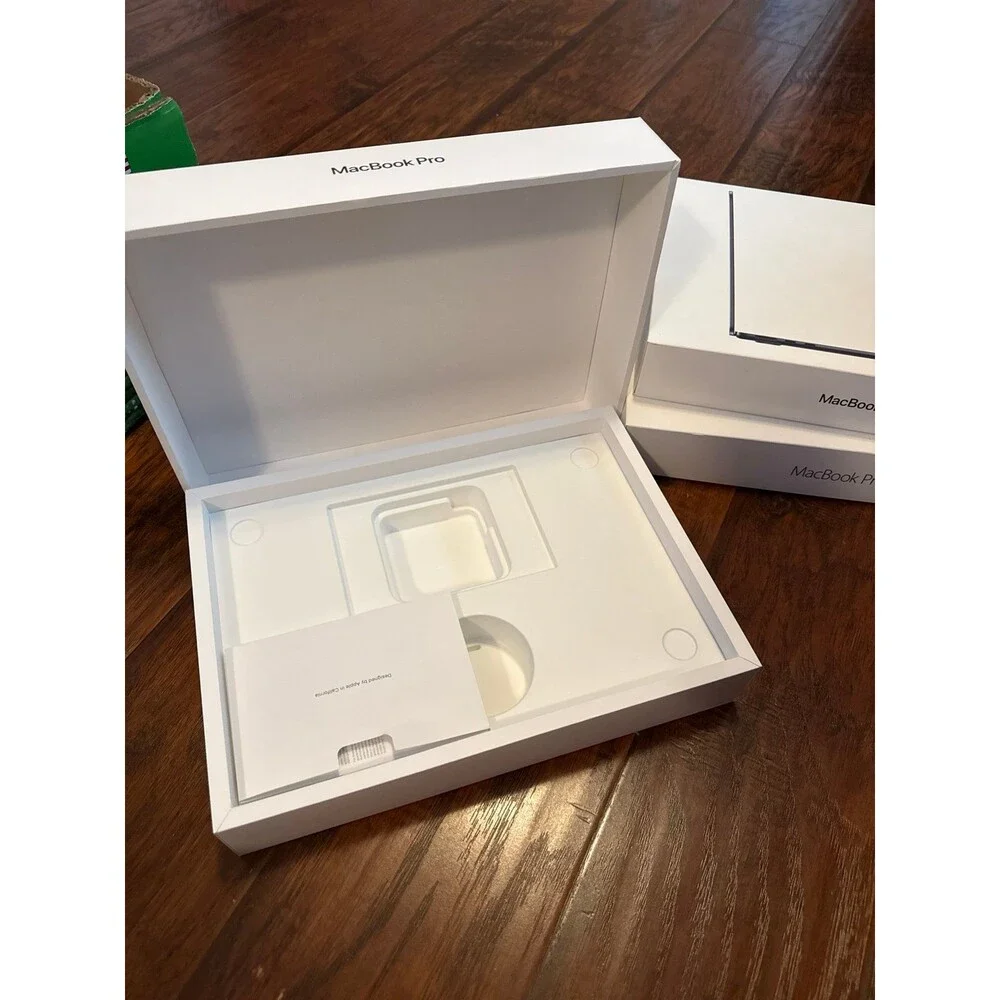 Apple genuine macbook