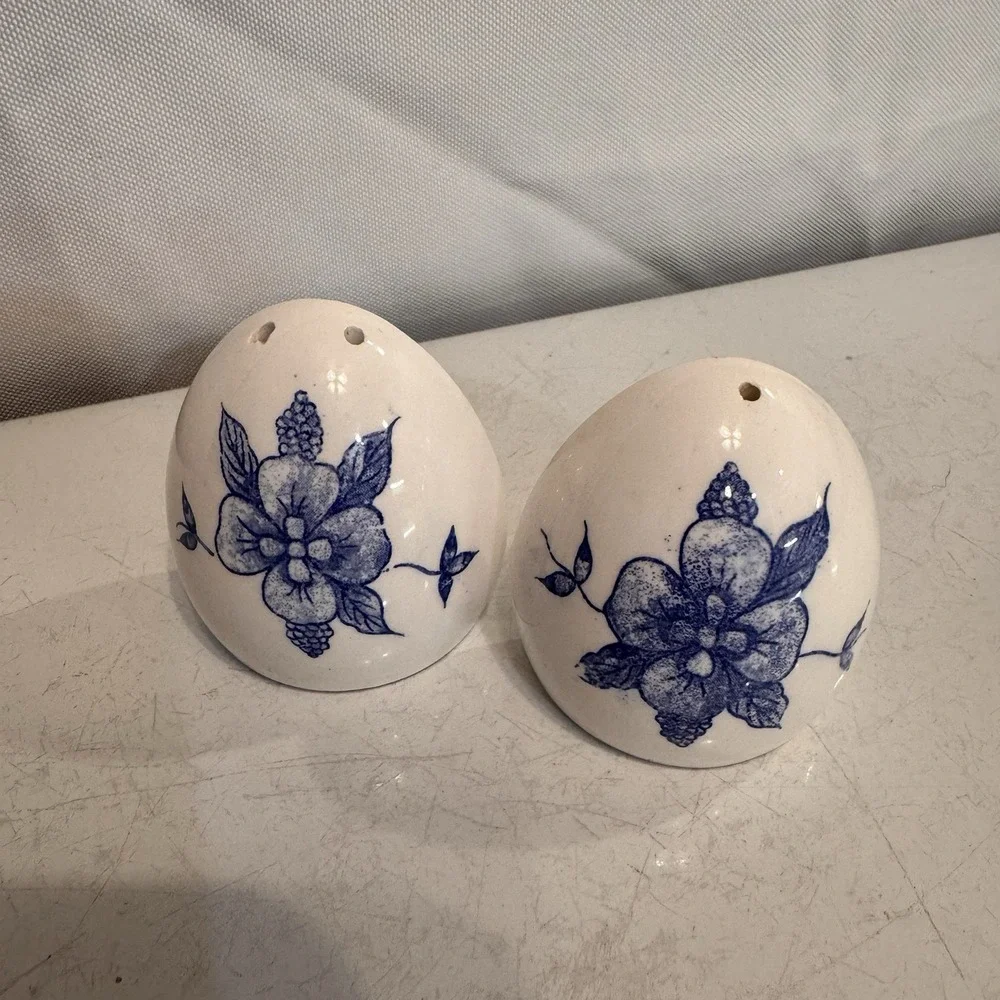 Vintage Blue & White Porcelain Salt/Pepper Shakers Pair Blue Flowers 1/2 Egg‎