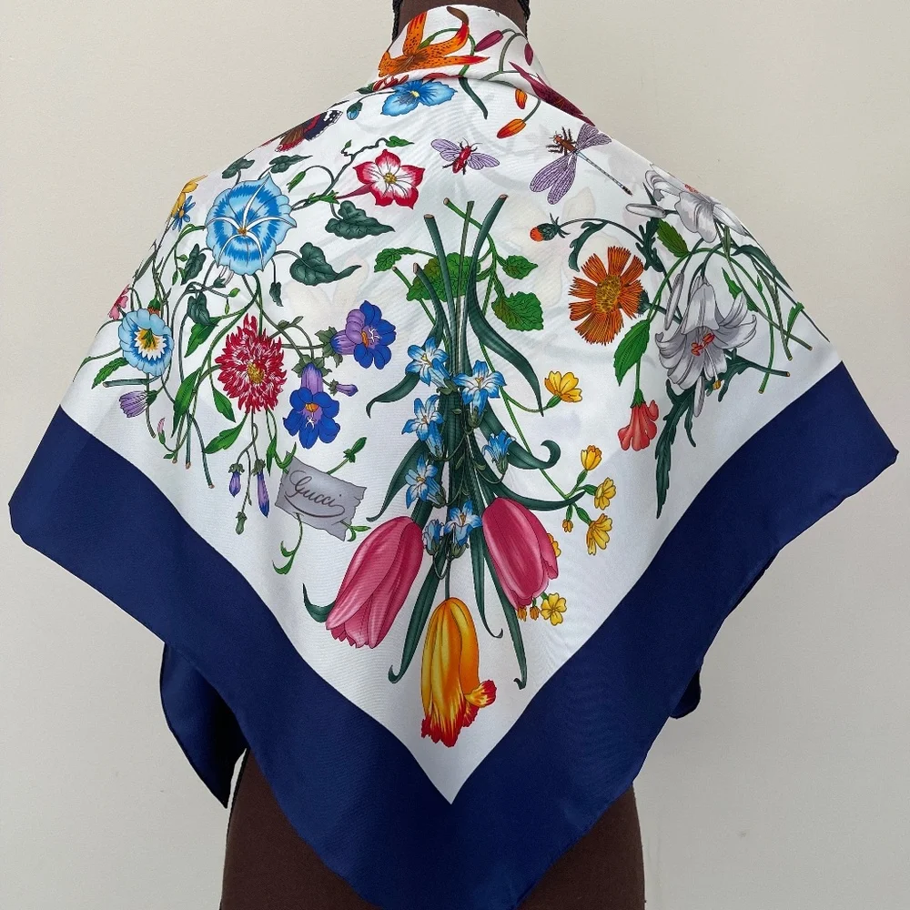 New Authentic Gucci Scarf Flora V. Accornero Floral White Blue Border Silk Wrap