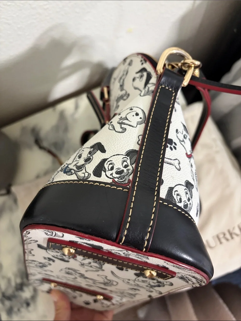 Dooney & Bourke reposhing this