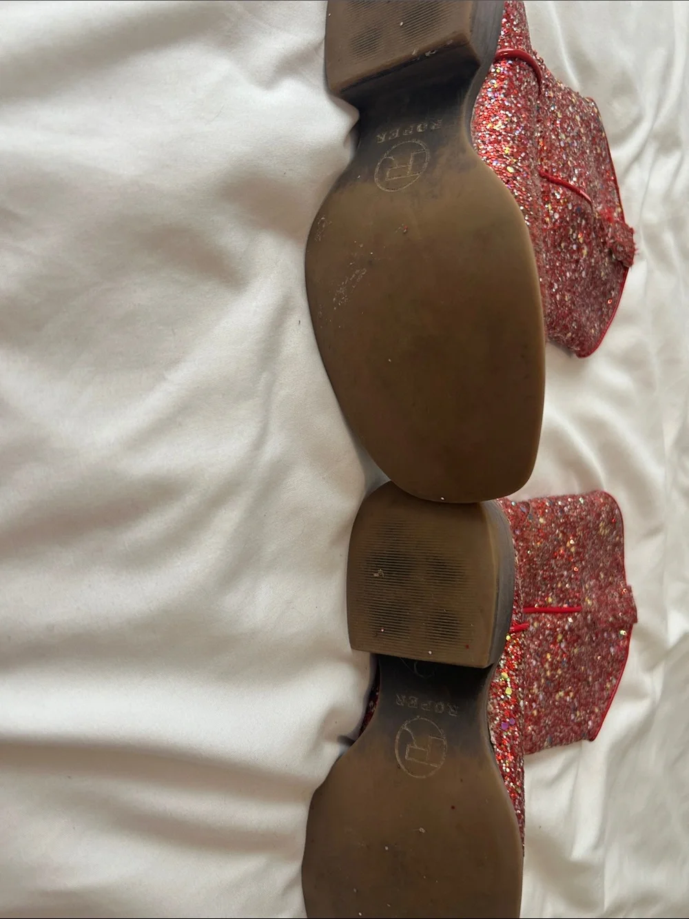 Roper statement glitter