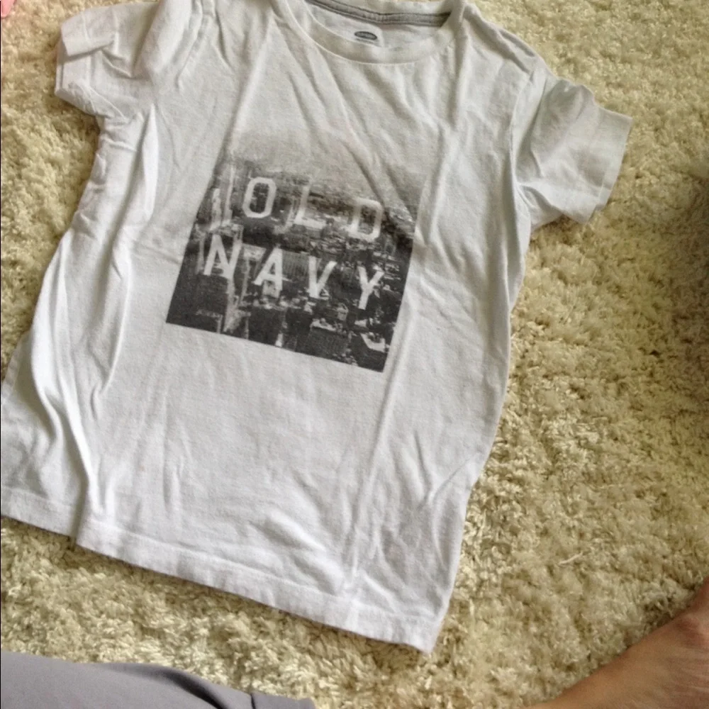 Old Navy Cityscape short sleeve graphic Tee in size S