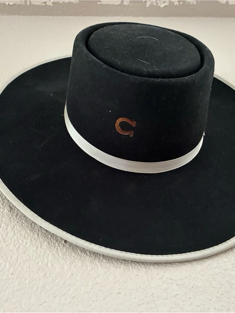 Charlie 1 Horse black 100%