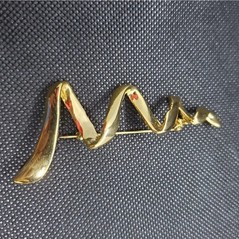 Vintage Gold Wavy Brooch