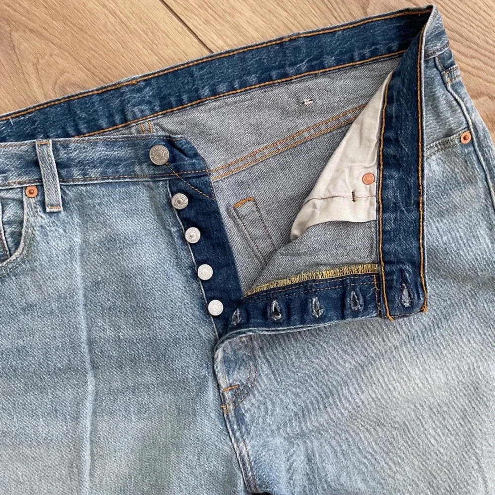 Levis 501 Original‎ Fit Light Wash Distressed Ripped Jeans Mens 40x30