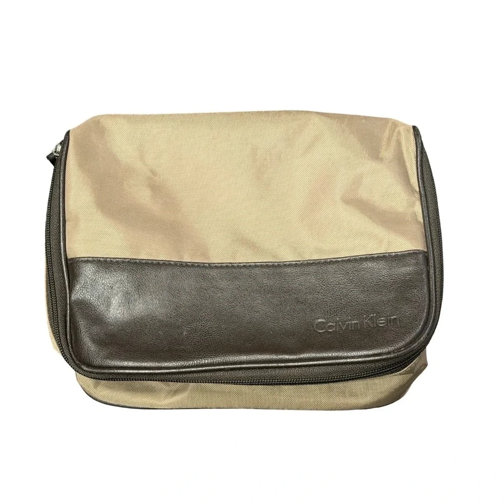 Calvin Klein Zip Around Travel Cosmetic Case Tan Brown Faux Leather Makeup‎ Bag