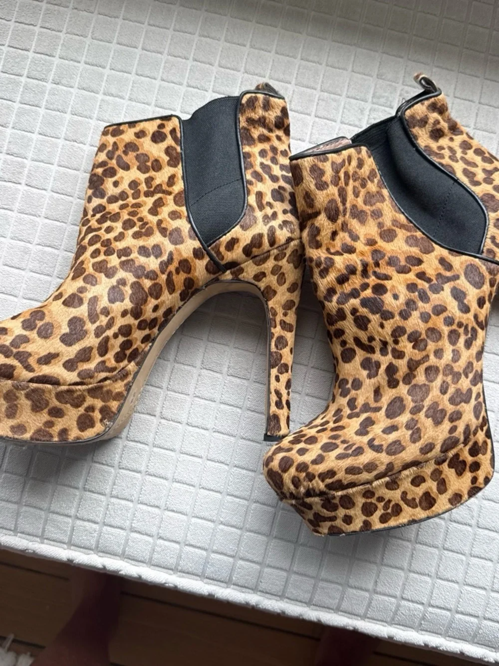 Vince Camuto eye catching