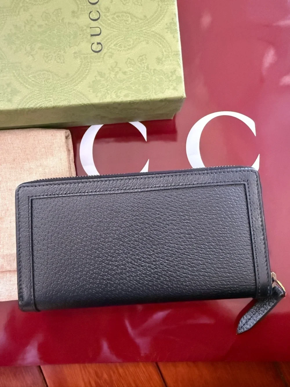 Gucci zip around