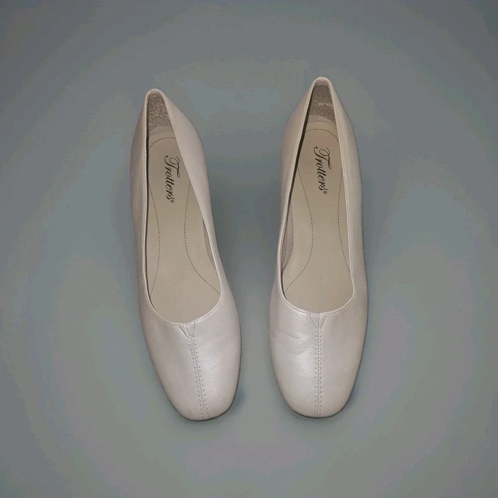 Trotters Women's 'Doris' White Pearl leather Pumps Ballet Flats - Size 9 M