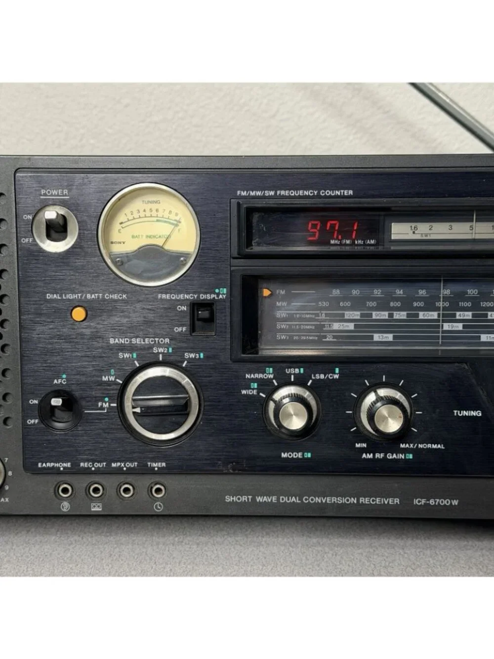 SONY Short Wave Dual Conversion Receiver ICF-6700W NICE Works GREAT See VIDEO