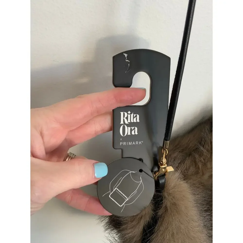 Rita Ora cute hand