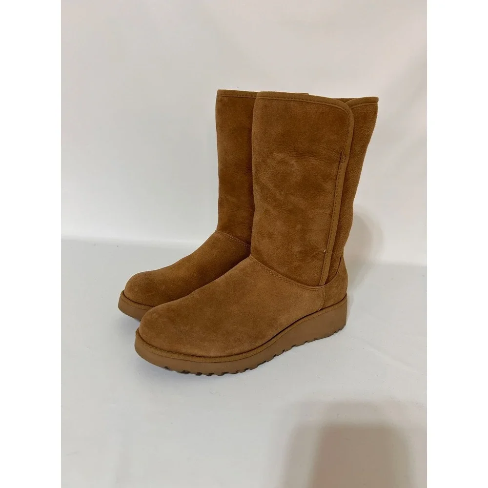 UGG excellent see