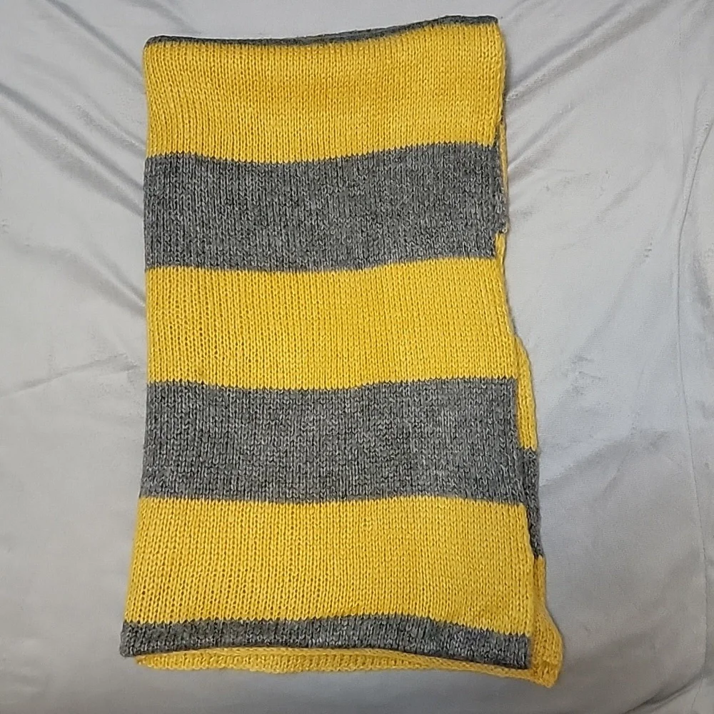 N/A knitted scarf
