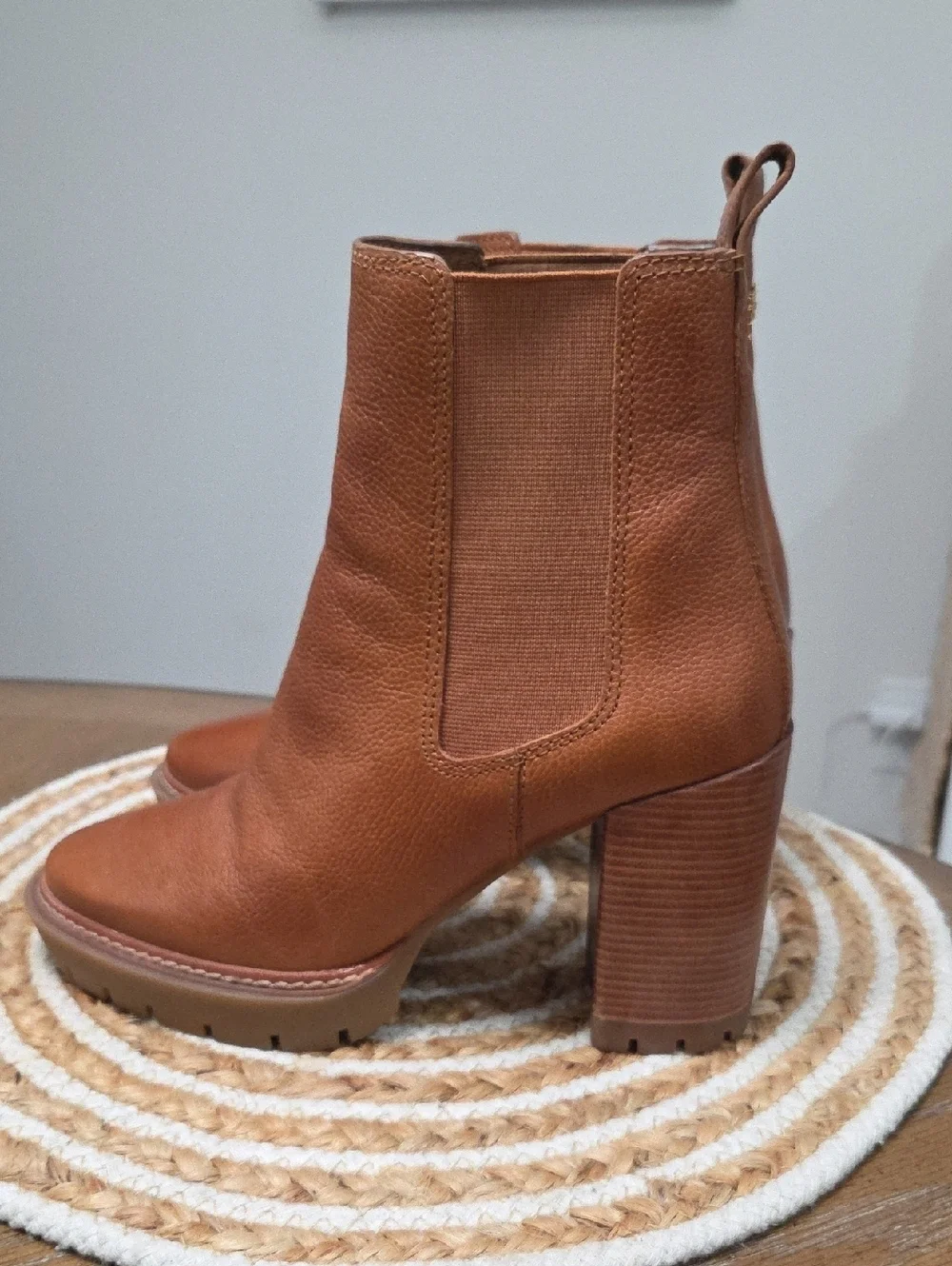 Tory Burch excellent no