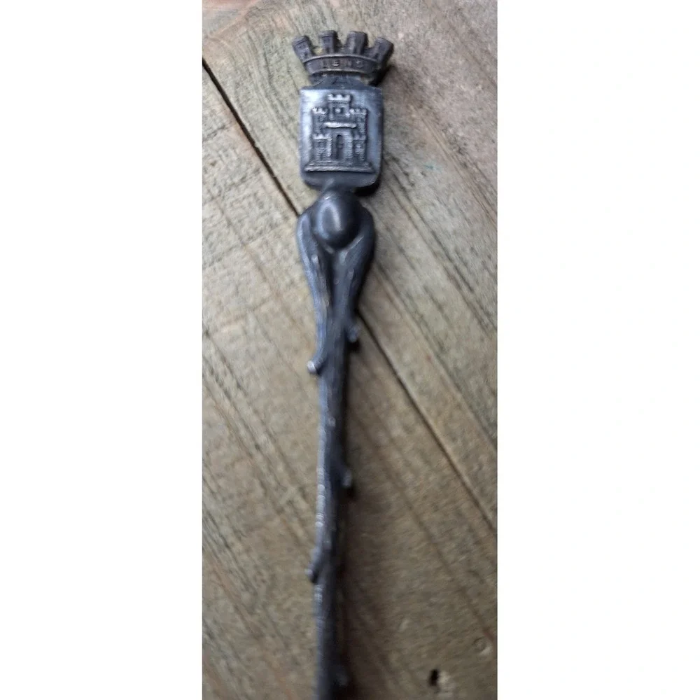 Unbranded vintage souvenir