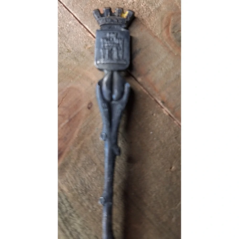 Unbranded vintage souvenir