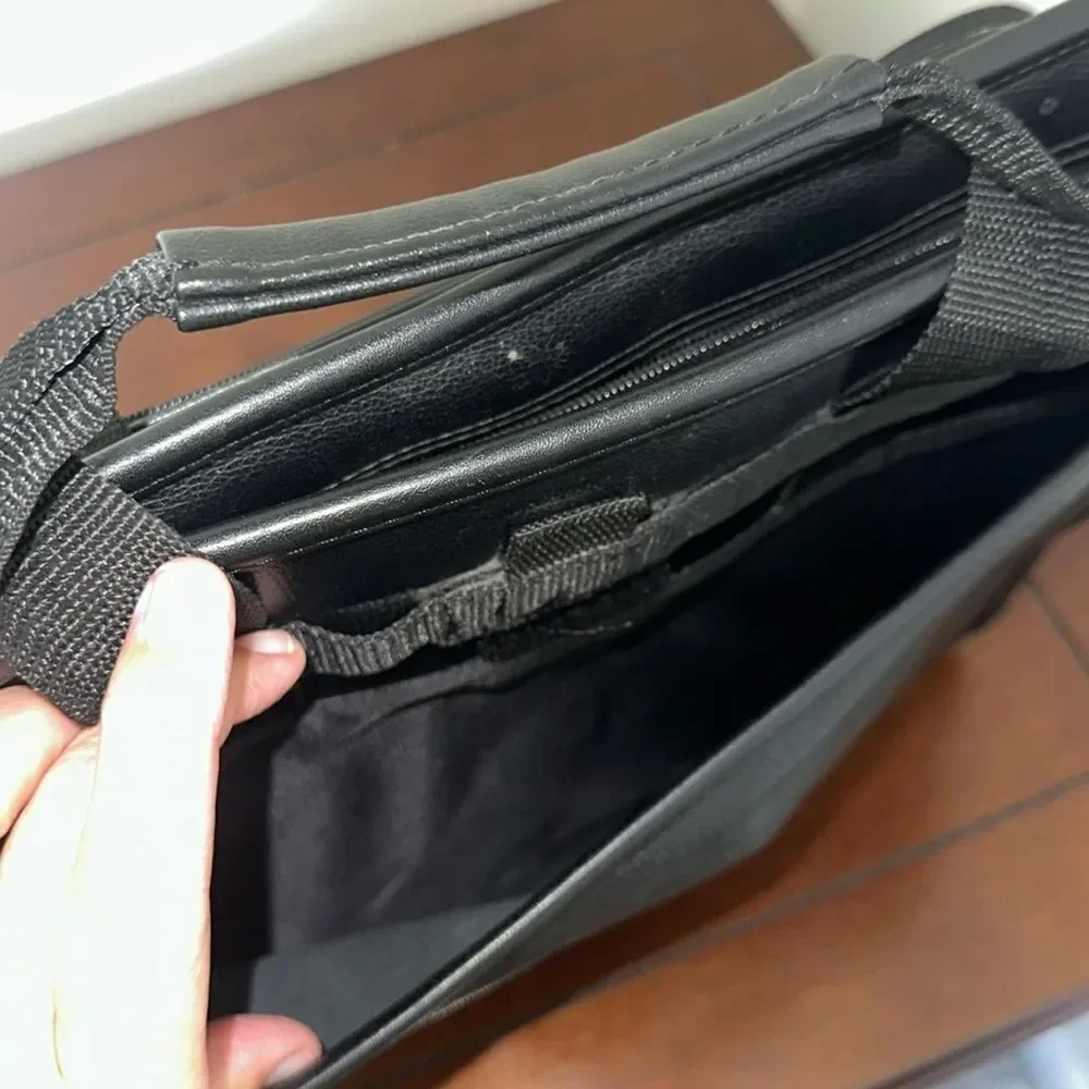 Targus can strap leather