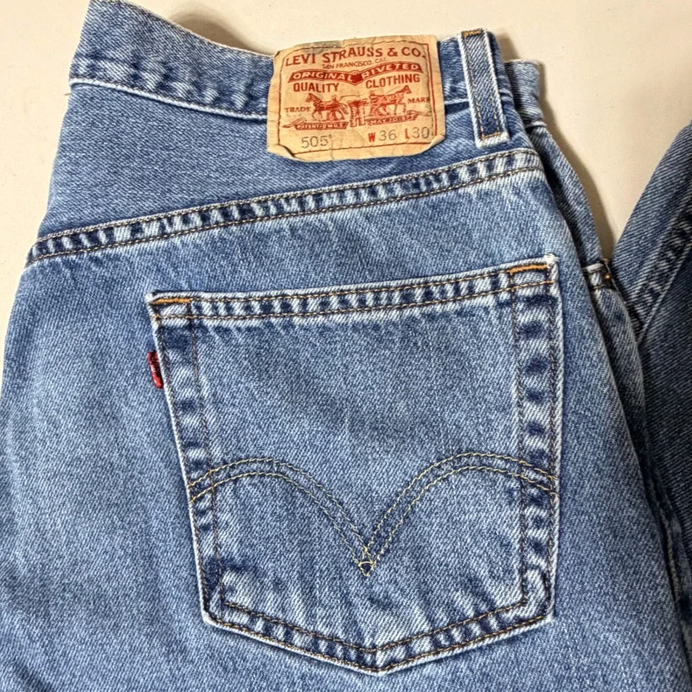 Levis measurements waist