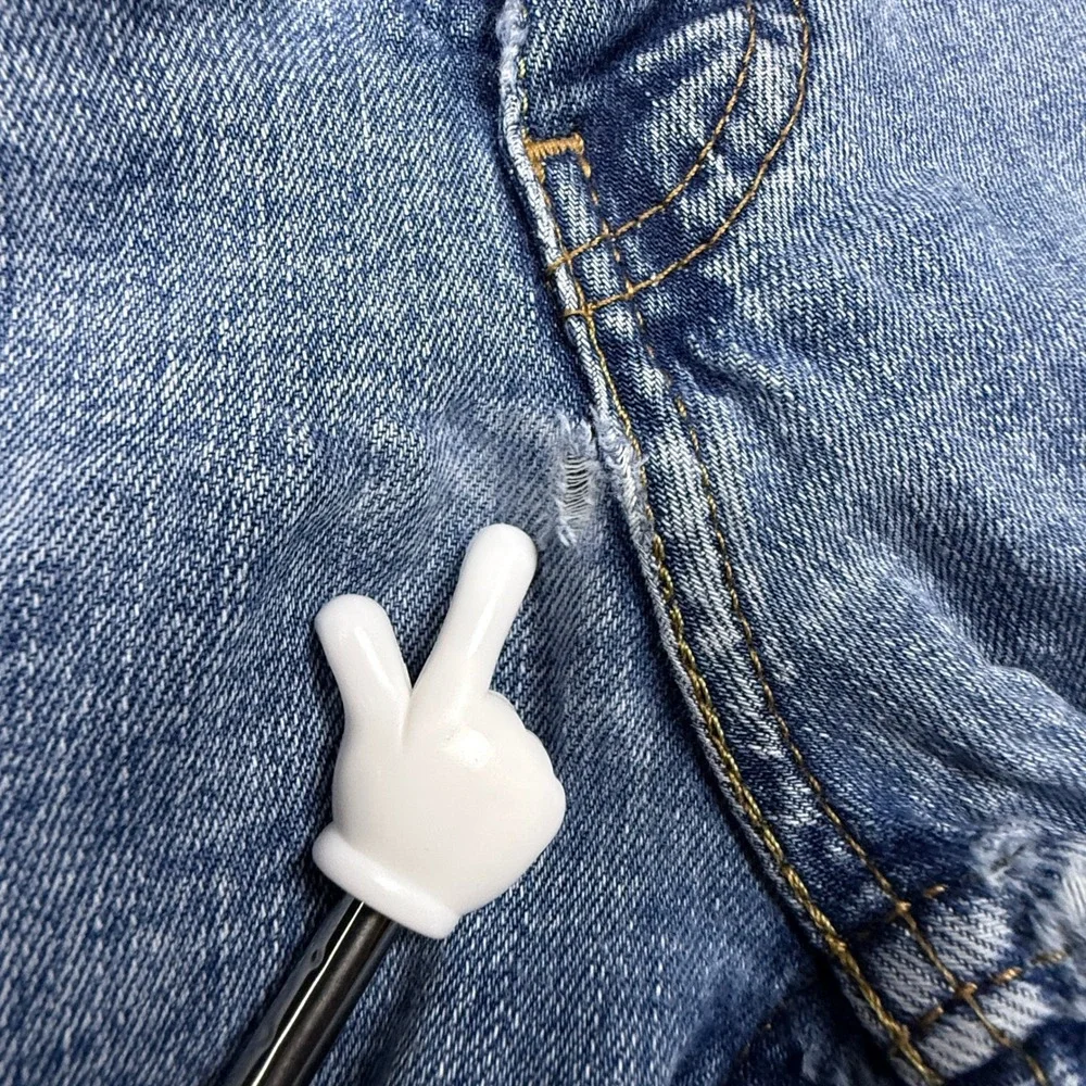 Levis note small