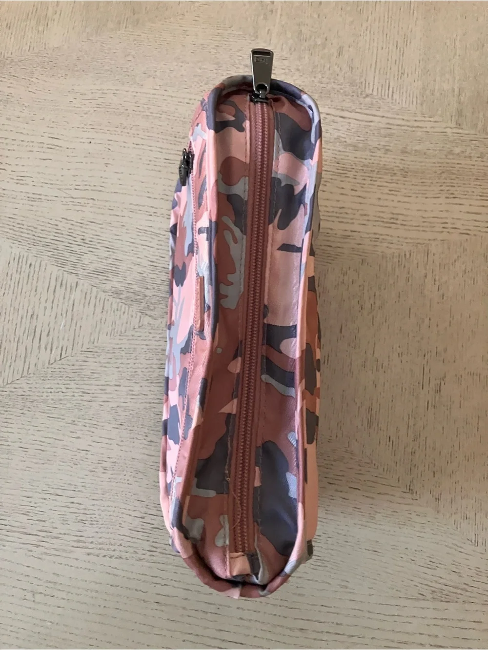 lug sleek nylon