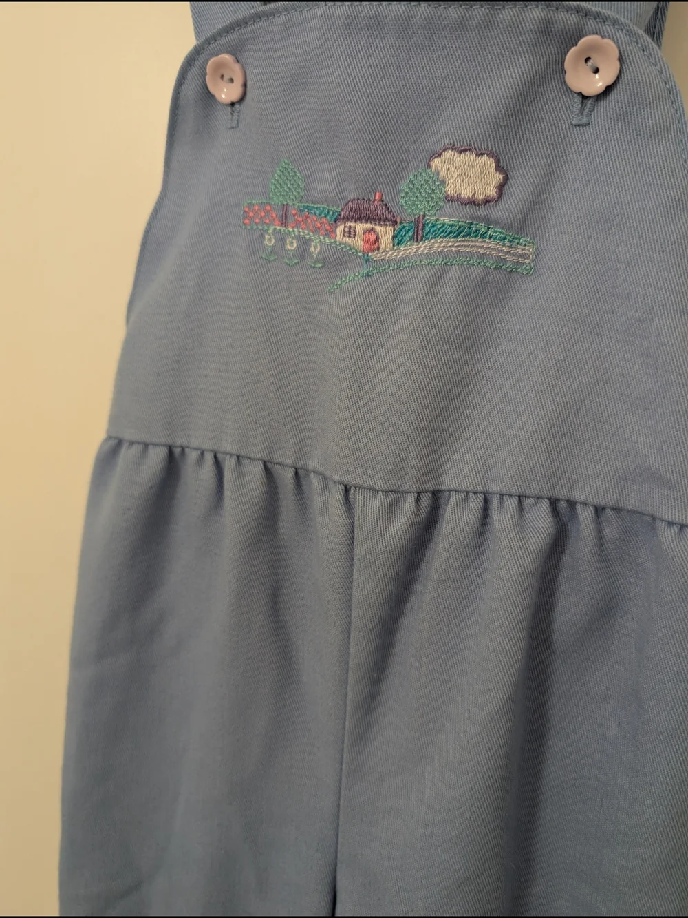 Vintage motif buttoned