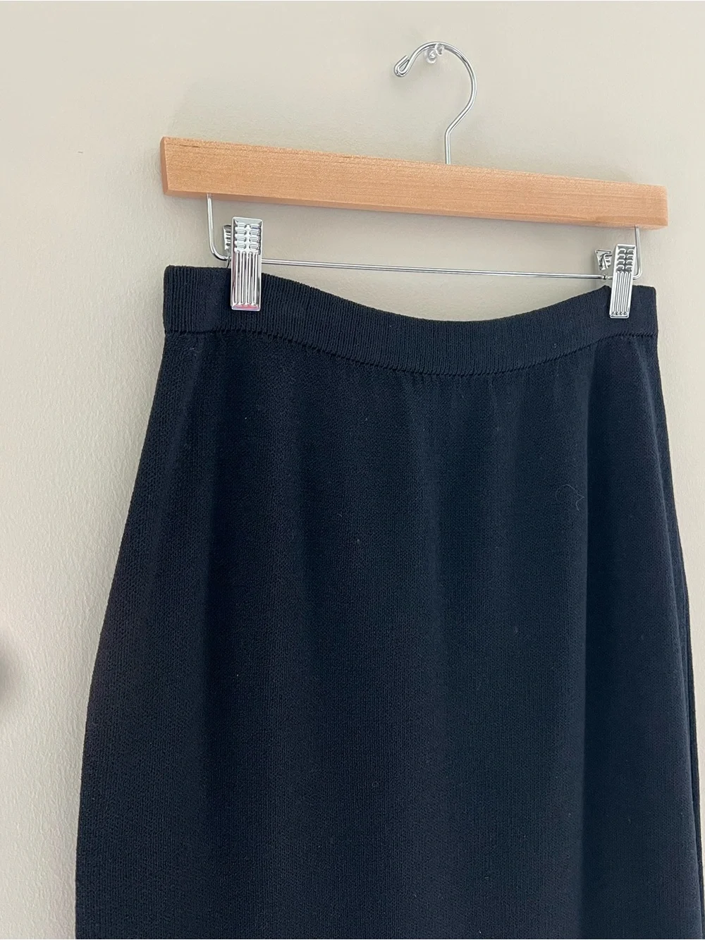 St‎ John Basics Black Santana Knit Skirt Size 6 Midi Slit Back Classic Kennedy